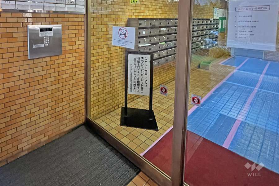 エントランスはオートロック付きです。