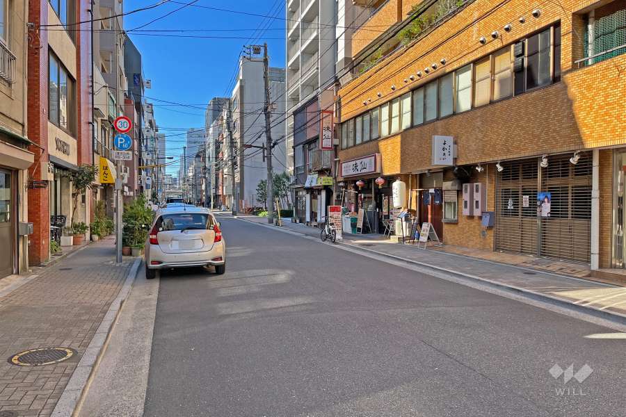 敷地の南側前面道路（東側から）