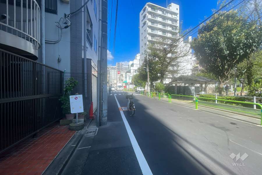 敷地の北側前面道路（東側から）