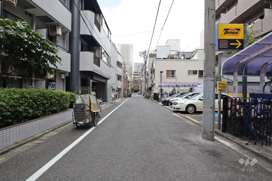 敷地西側の前面道路（南側から）
