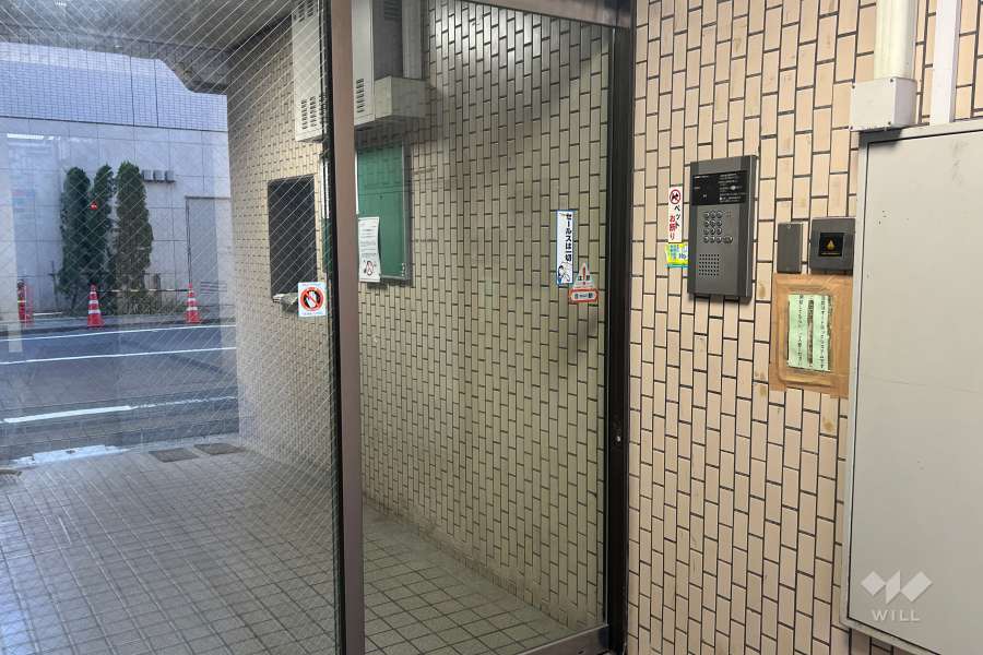 エントランスはオートロック付きです。