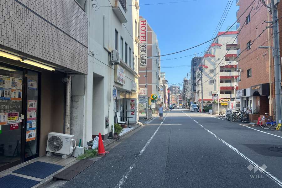 敷地の南西側前面道路（北西側から）