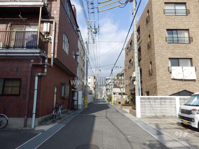 敷地西側の前面道路