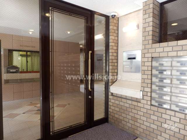 エントランスはオートロック付きです。