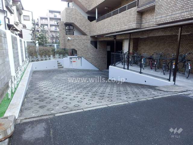 地階にある駐車場へのアプローチ