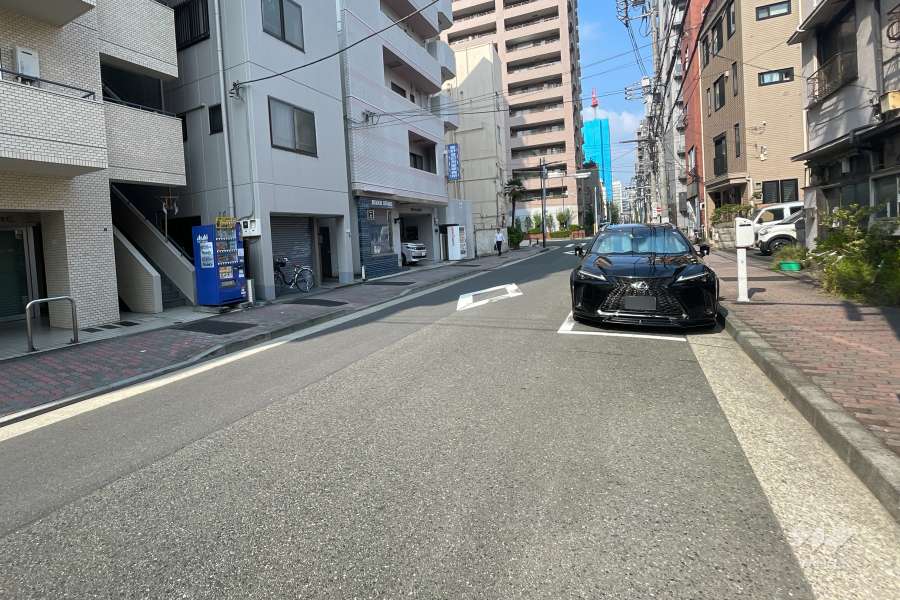 敷地の北側前面道路（東側から）