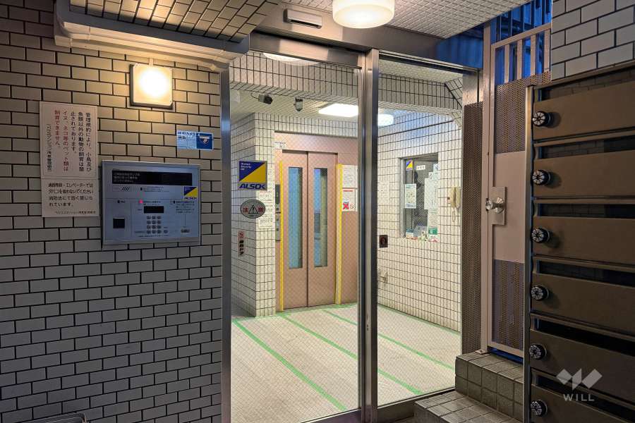 エントランスはオートロック付きです。