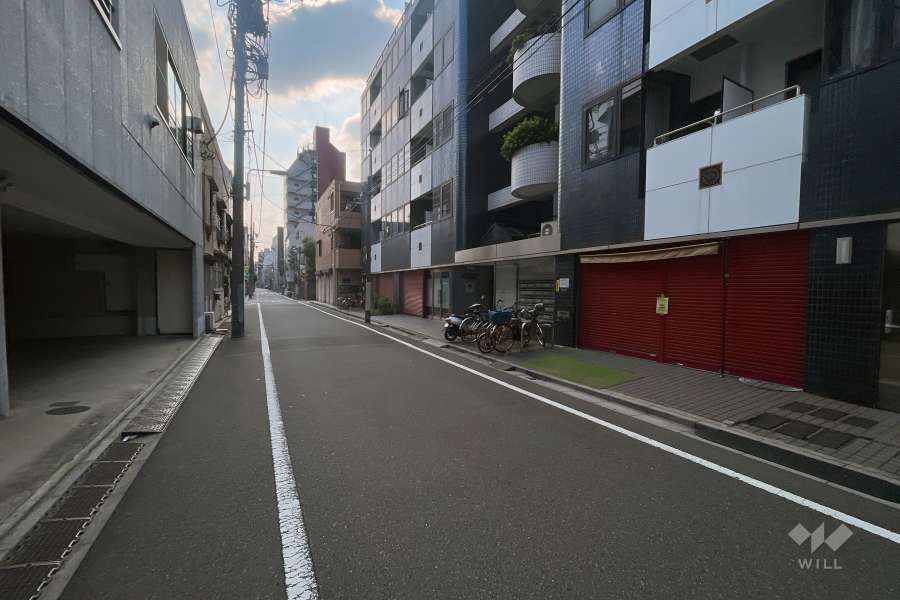 敷地の北側前面道路（西側から）