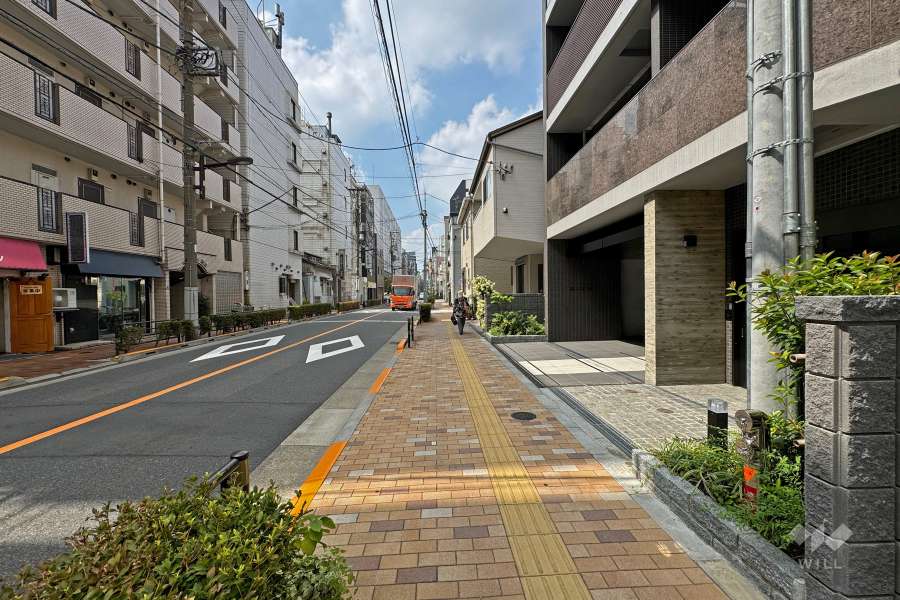 敷地の北西側前面道路（北東側から）