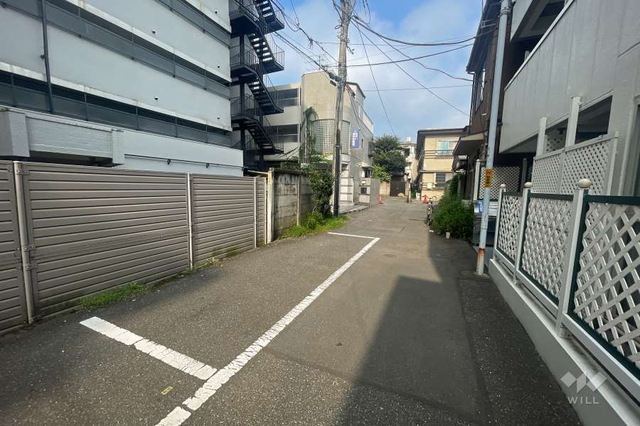 敷地北東側の前面道路（南東側から）