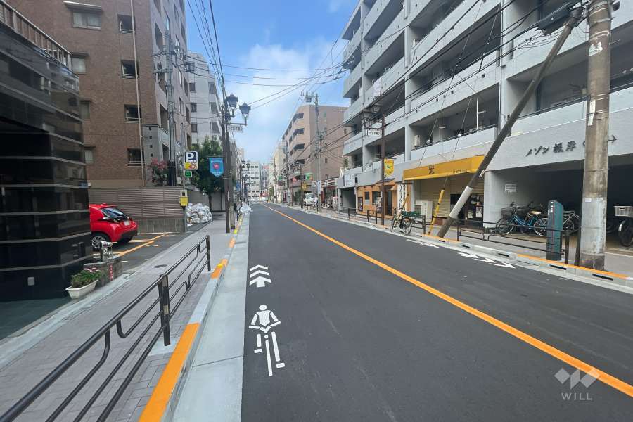 敷地南東側の前面道路（北東側から）
