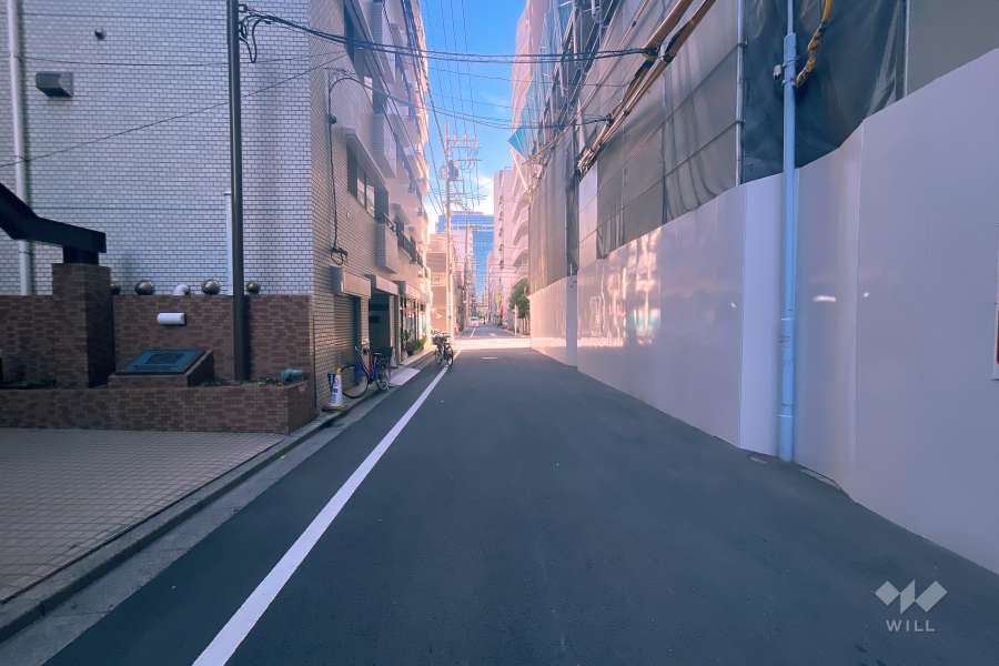 敷地西側の前面道路（北側から）