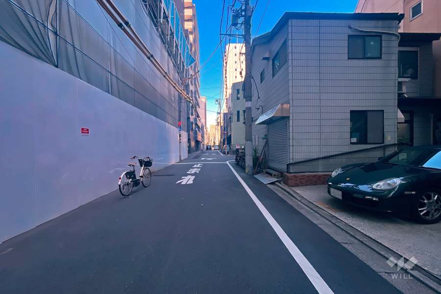 敷地西側の前面道路（南側から）