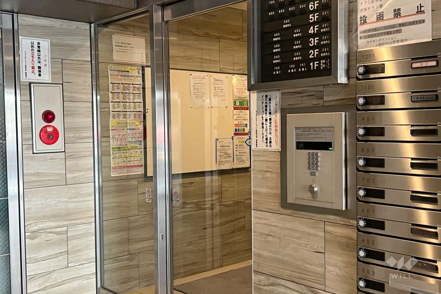 エントランスはオートロック付きです。