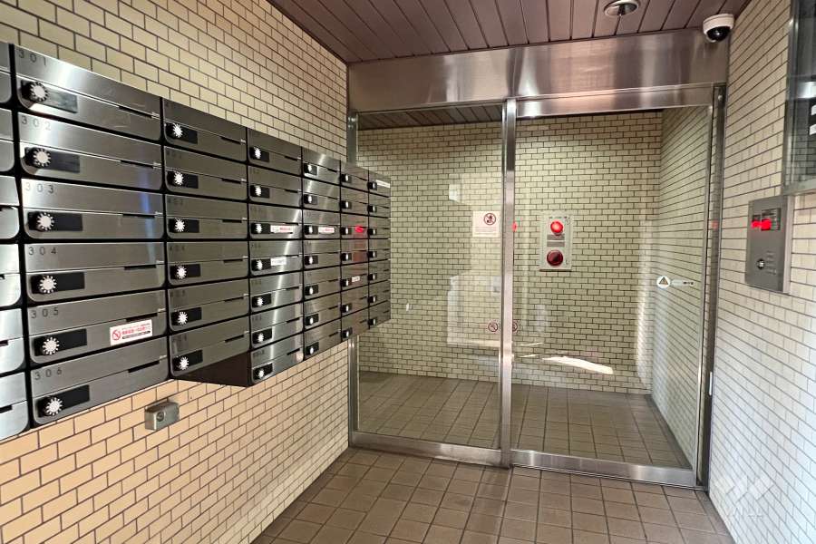 エントランスはオートロック付きです。