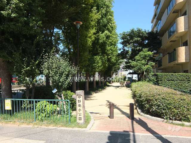 敷地に隣接する『中野南小公園』