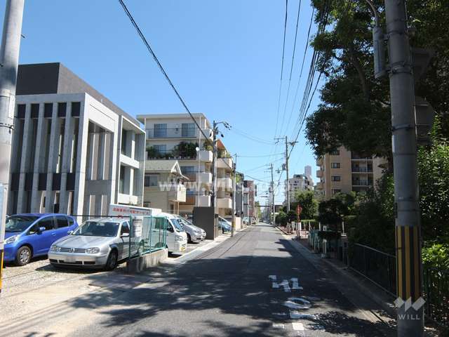 敷地北側の前面道路（西側から）