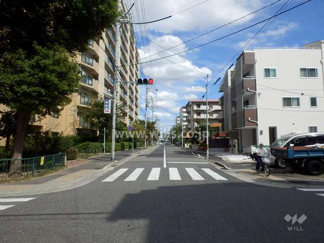 敷地南側の前面道路（西側から）