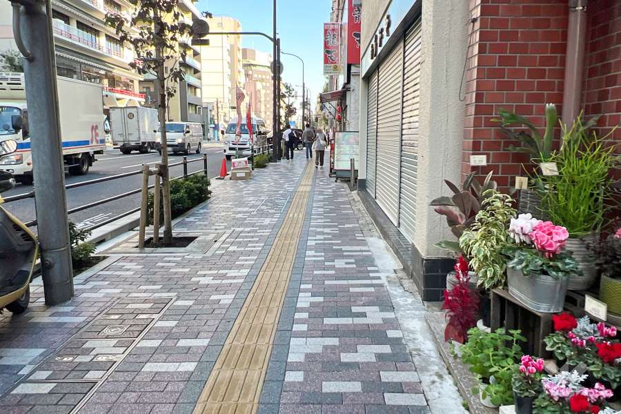 敷地の北東側前面道路（北西側から）