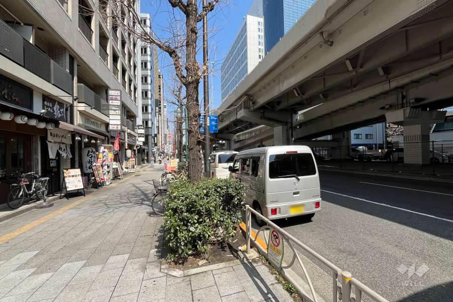 敷地の東側前面道路（南側から）