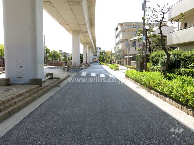 敷地東側の前面道路。道を挟んで、住吉川が流れています。