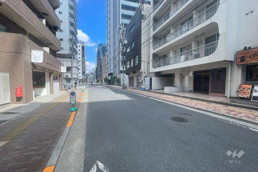敷地西側の前面道路