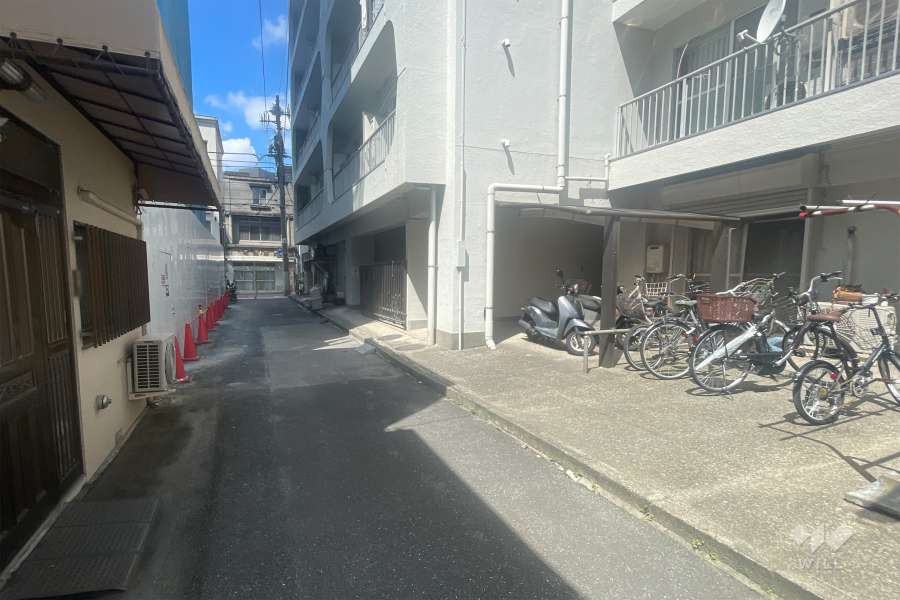 敷地南側の前面道路