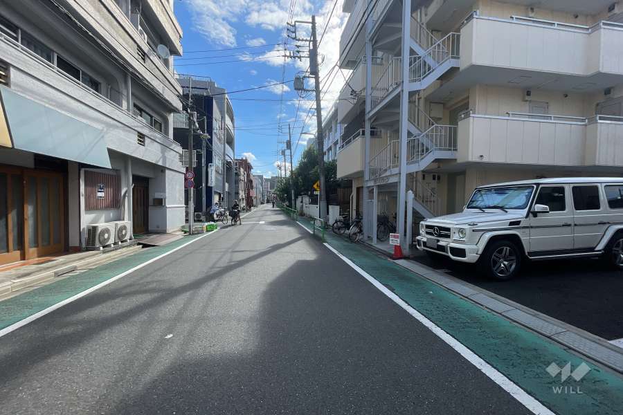 敷地の北側前面道路（西側から）