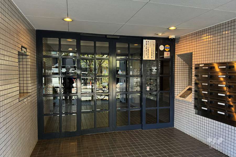 エントランスはオートロック付きです。