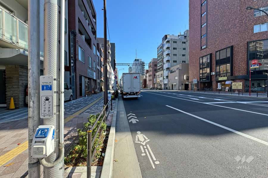 敷地の北側前面道路（西側から）