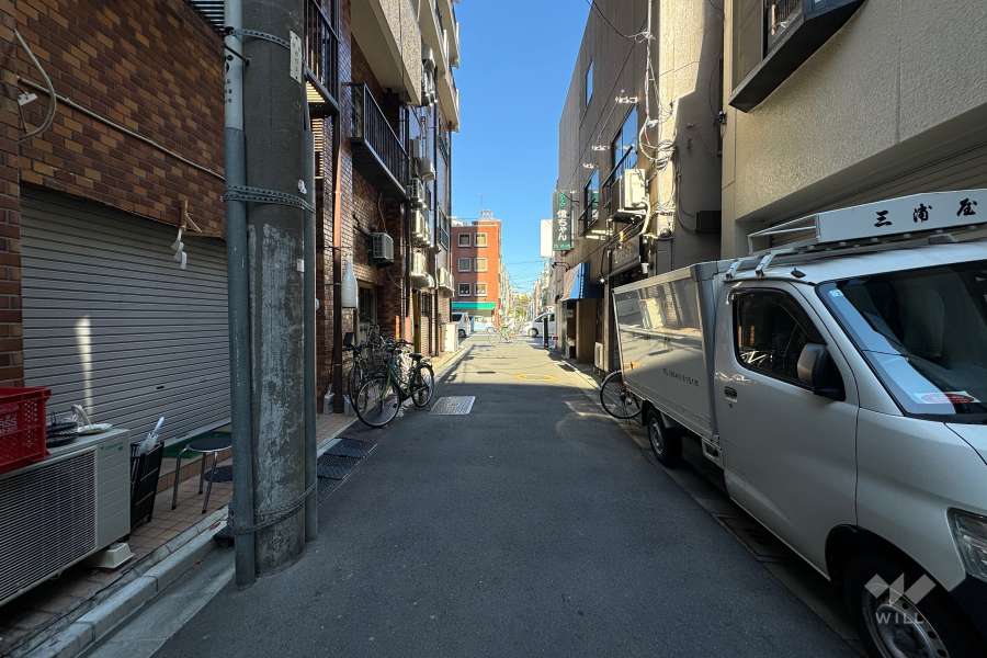 敷地の東側前面道路（南側から）
