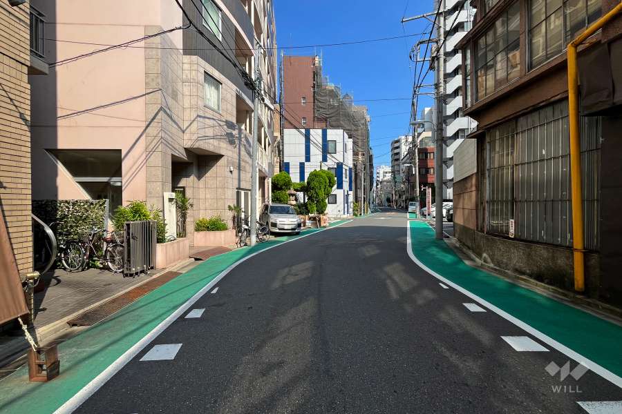 敷地南西側の前面道路（北西側から）