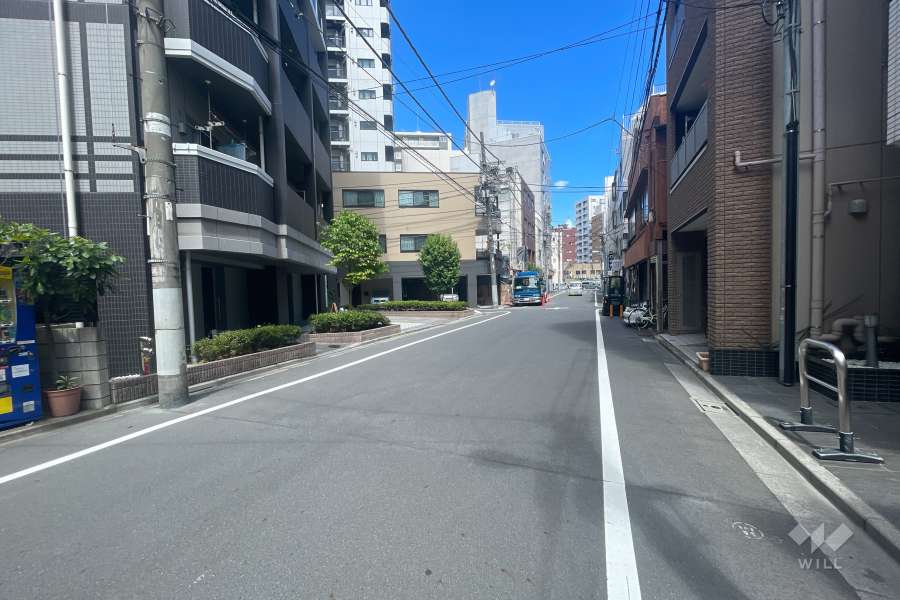 敷地の東側前面道路（北側から）