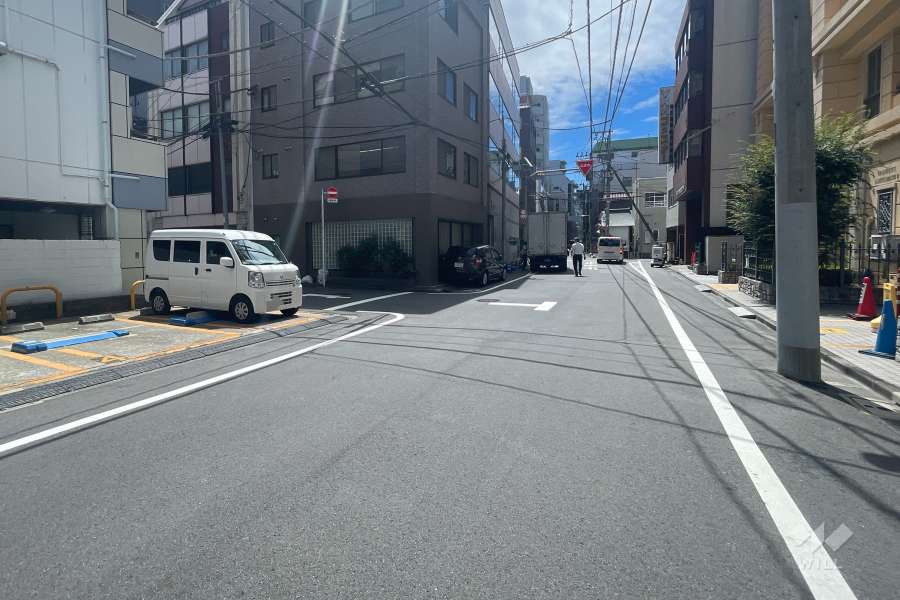 敷地の東側前面道路（南側から）