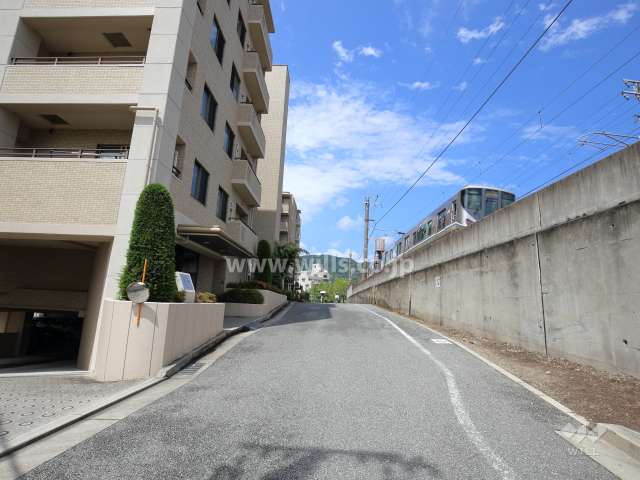敷地北側の前面道路。道を挟んでJR福知山線が走っています。