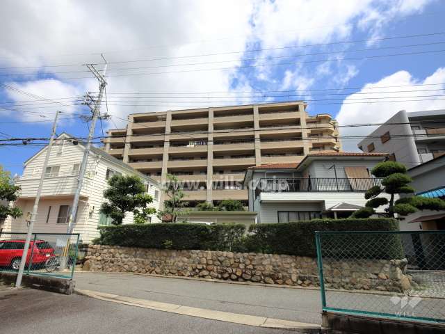 ステイツ宝塚ツイン・グランデヒルズウエストの遠景。高台にあります。