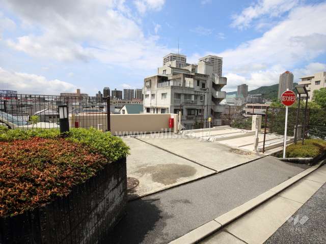 敷地西側にある敷地内駐車場（屋外機械式）