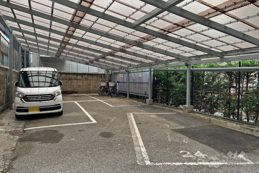敷地内駐車場（屋外平面式・屋根付き）、駐輪場