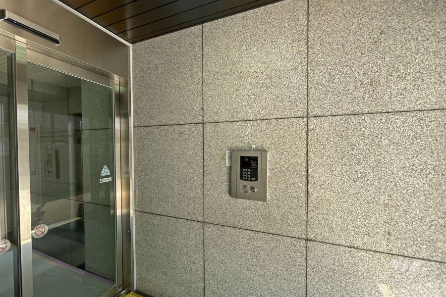 エントランスはオートロック付きです。