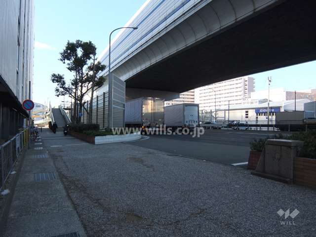 敷地北側の前面道路。国道43号線です。