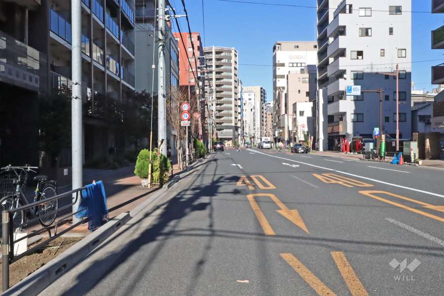 敷地南東側の前面道路は入谷口通りです(南西側から)。