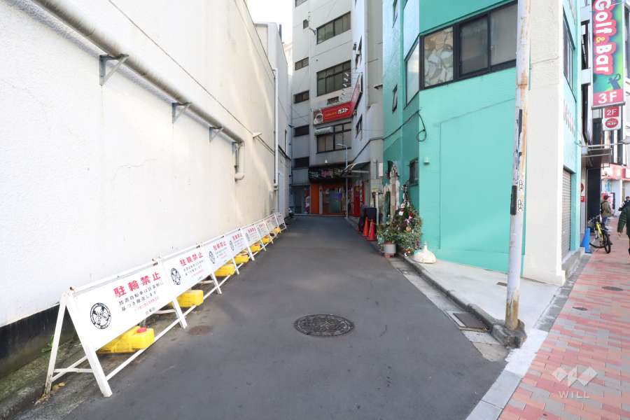 敷地北西側の前面道路（北東側から）