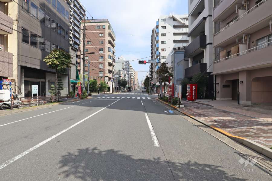 敷地北西側の前面道路(金杉通り)