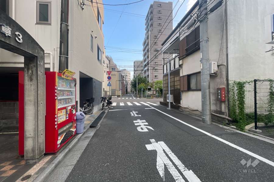 敷地の西側前面道路（北側から）