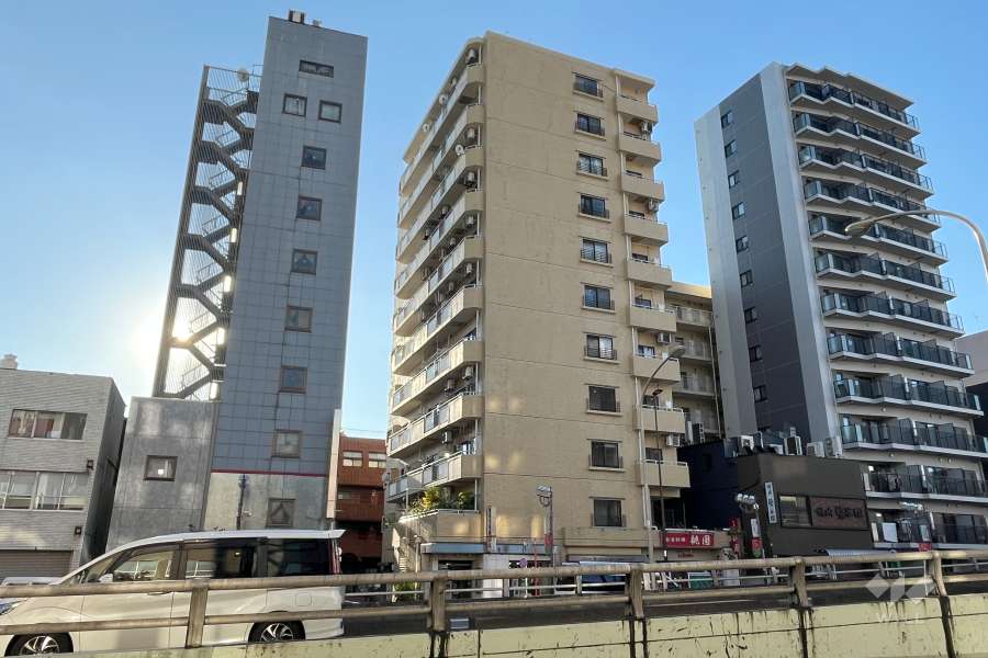 ライオンズマンション鶯谷第3の外観（北東側から）