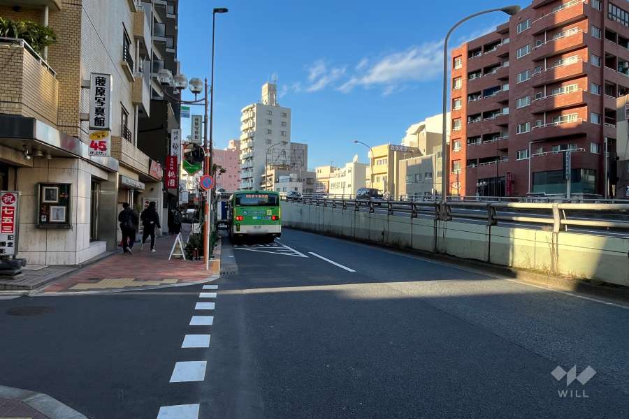 敷地北東側の前面道路