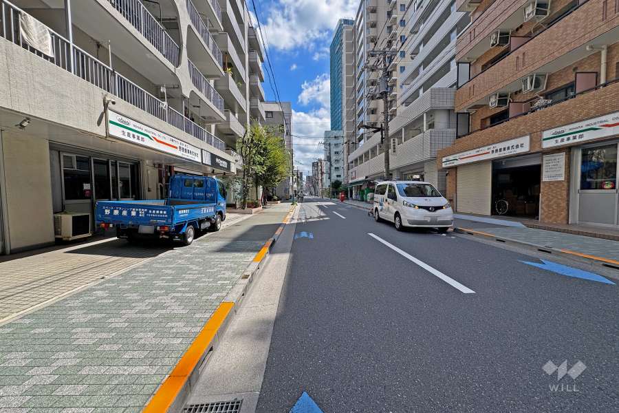 敷地の北側前面道路（西側から）