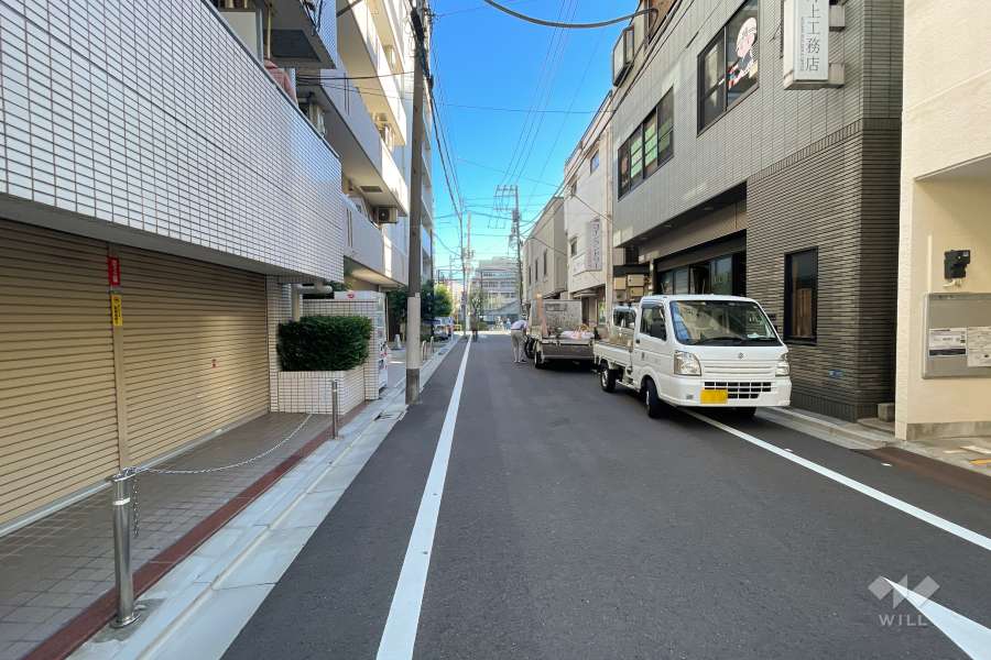 敷地東側の前面道路（南側から）