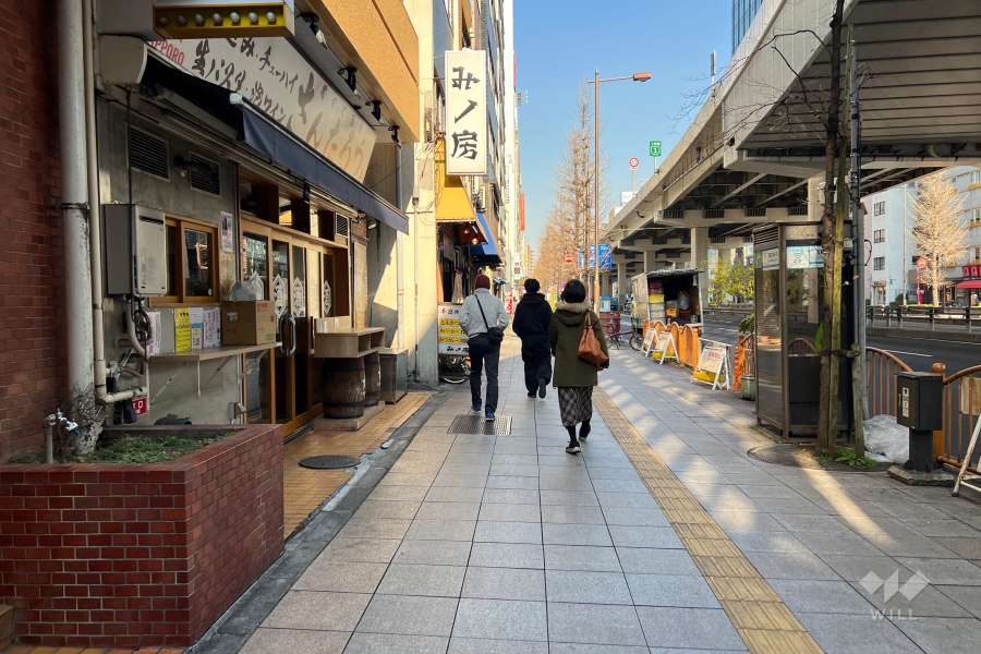 敷地の南東側前面道路（南西側から）