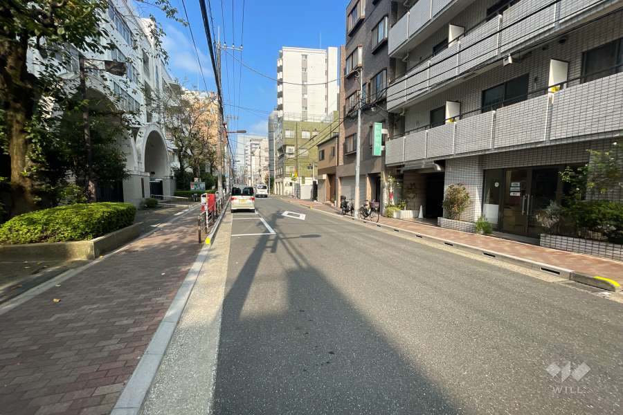 敷地南側の前面道路（東側から）